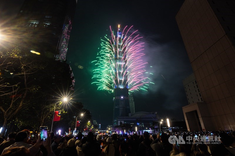 Pertunjukan kembang api Taipei 101 menyambut tahun 2025.  (Sumber Foto : CNA, 1 Januari 2025)