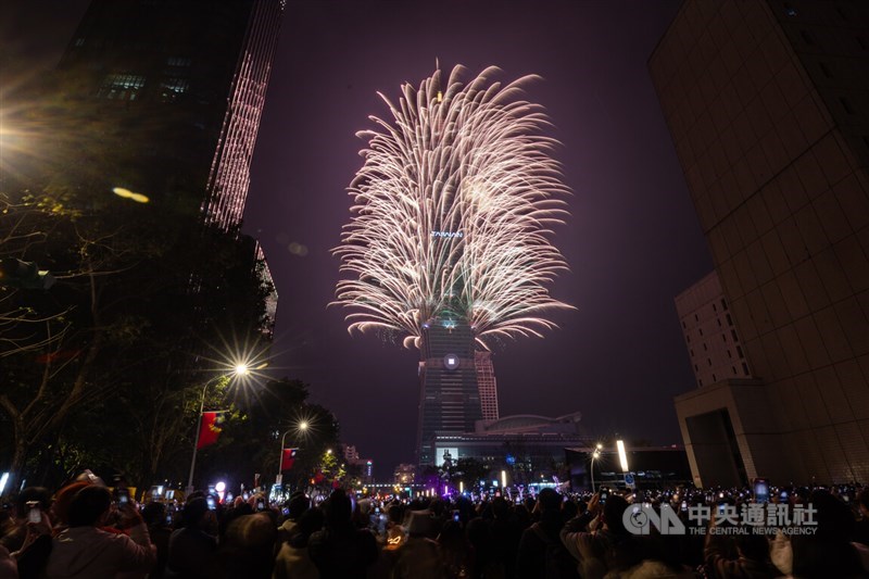 Pertunjukan kembang api Taipei 101 menyambut tahun 2025. (Sumber Foto : CNA, 1 Januari 2025)