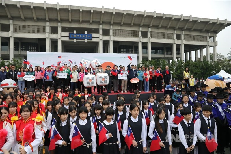 Pejabat Pemerintah Kota Kaohsiung dan anggota Dewan Kota Kaohsiung menyambut tahun 2025 di depan Pusat Kebudayaan Kaohsiung pada hari Rabu. (Sumber Foto : CNA, 1 Januari 2025)