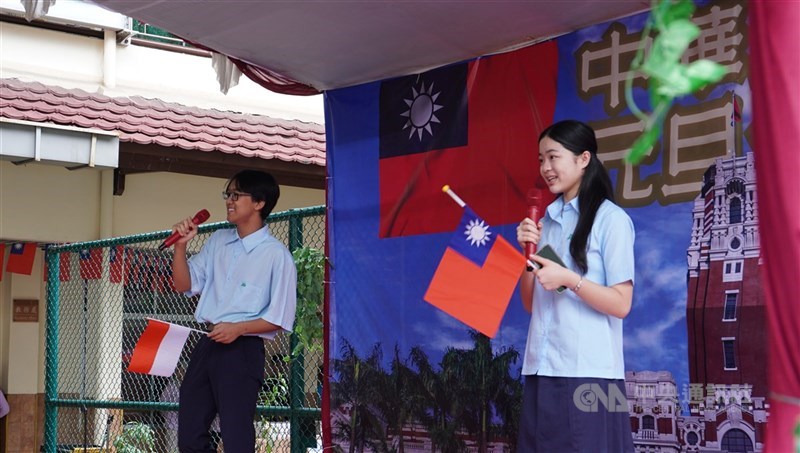 Pelajar Jakarta Taipei School menyanyikan lagu berbahasa Hokkien, "Ai Piah Cia Eh Eua" setelah upacara Rabu. (Sumber Foto : CNA, 1 Januari 2025)