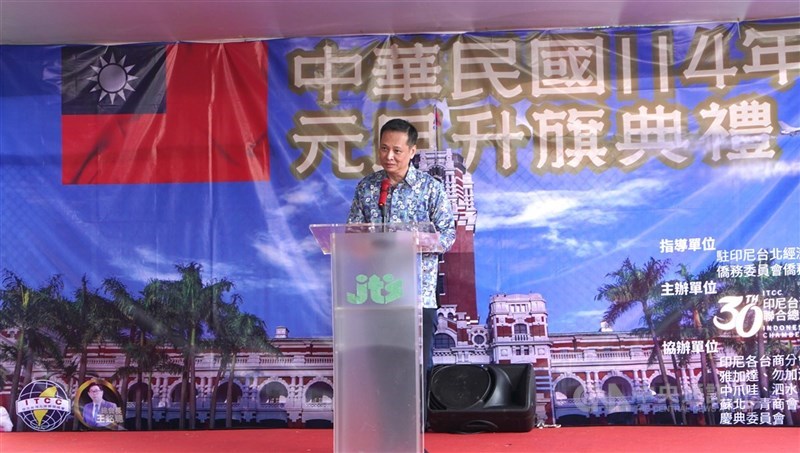 Perwakilan baru Taiwan untuk Indonesia, Bruce Hung, dalam upacara bendera di Jakarta, Rabu. (Sumber Foto : CNA, 1 Januari 2025)