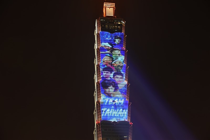 Sebuah pertunjukan patung cahaya diadakan di Taipei 101 pada hari Selasa, menampilkan wajah-wajah dari delapan atlet Taiwan terkemuka yang berkompetisi di Olimpiade Paris dan acara WBSC Premier12. (Sumber Foto : CNA, 31 Desember 2024)