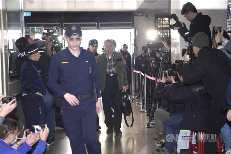 Ketua Partai Rakyat Taiwan Ko Wen-je (dalam jaket hijau) tiba di Pengadilan Distrik Taipei hari Kamis menjelang sidang jaminan ketiganya. (Sumber Foto : CNA, 2 Januari 2025)