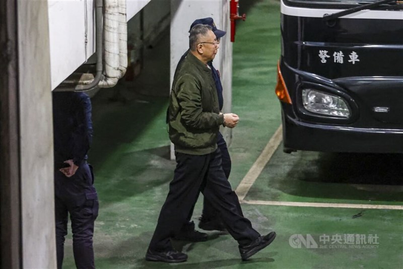 Ketua Partai Rakyat Taiwan Ko Wen-je (dalam jaket hijau) diborgol pasca sidang jaminan ketiganya, Jumat dini hari. (Sumber Foto : CNA, 3 Januari 2025)