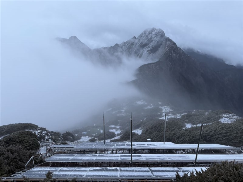 Pemandangan salju di Yushan. (Sumber Foto : facebook.com/cwa.weather)