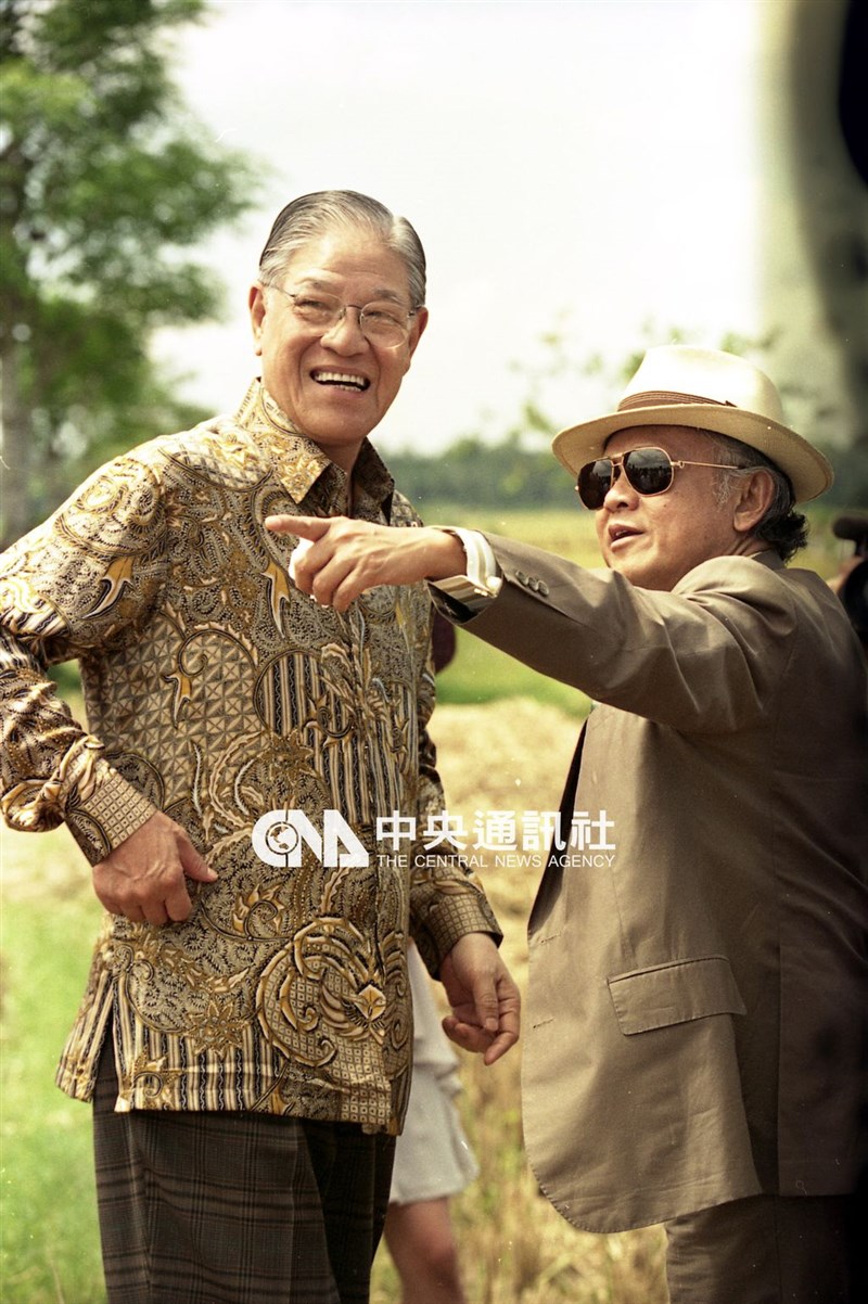 Presiden Lee Teng-hui (kiri) dan Menteri Negara Riset dan Teknologi Indonesia B.J. Habibie (kanan) saat mengunjungi kawasan pertanian di pedesaan Bali, 12 Februari 1994. (Sumber Foto : Dokumentasi CNA)