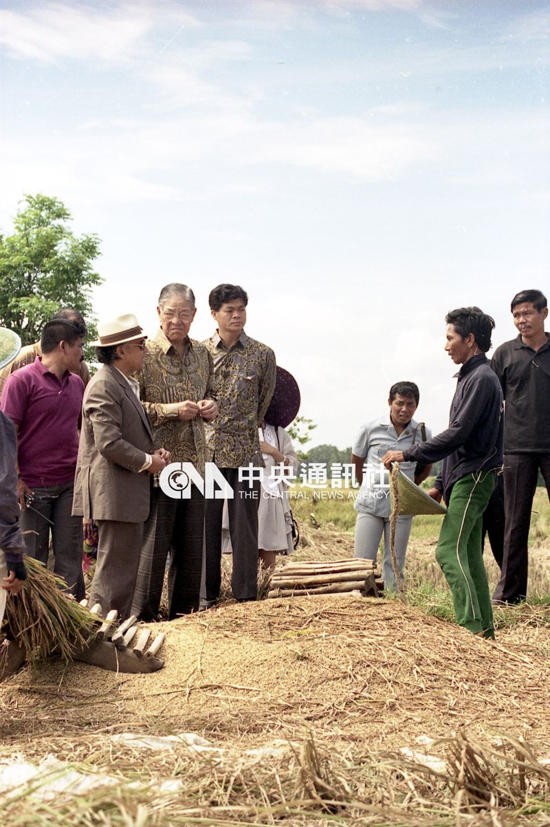 Presiden Lee Teng-hui dan Menteri Negara Riset dan Teknologi Indonesia B.J. Habibie saat mengunjungi kawasan pertanian di pedesaan Bali, 12 Februari 1994. (Sumber Foto : Dokumentasi CNA)