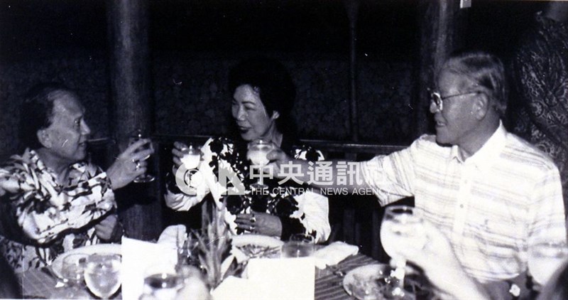Presiden Lee Teng-hui (kanan) dalam sebuah makan malam bersama Menteri Negara Riset dan Teknologi Indonesia B.J. Habibie (kiri) di Bali pada Tahun Baru Imlek, 11 Februari 1994. (Sumber Foto : Dokumentasi CNA)