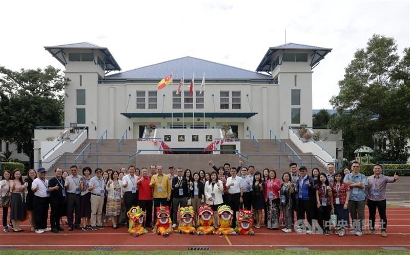 Empat kepala sekolah Taiwan di Asia Tenggara dan yang lainnya berfoto di Chinese Taipei School Kuala Lumpur pada 5 Desember 2024. (Sumber Foto : Dokumentasi CNA)