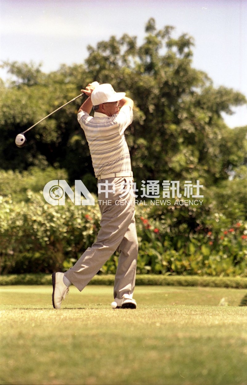 Presiden Lee Teng-hui bermain golf di Bali Golf & Country Club pada 12 Februari 1994, sehari setelah bertemu Presiden RI Soeharto di Tahun Baru Imlek. (Sumber Foto : Dokumentasi CNA)