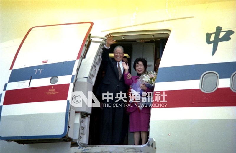 Presiden Lee Teng-hui (kiri) dan istrinya, Tseng Wen-hui (kanan) sebelum berangkat pada 8 Februari 1994. (Sumber Foto : Dokumentasi CNA)