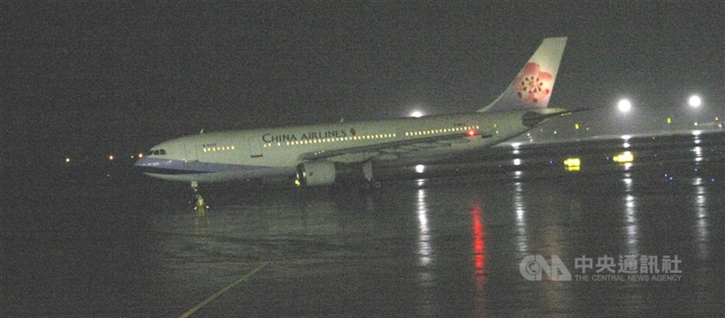 China Airlines mengirimkan pesawat khusus yang mengangkut 15 ton barang bantuan yang disumbangkan berbagai pihak di Taiwan menuju Medan pada 13 Januari 2005 malam. (Sumber Foto : Dokumentasi CNA)