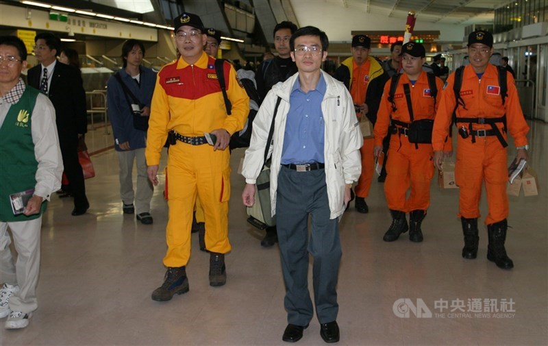 Tim penyelamat Taiwan berangkat menuju Medan, Indonesia pada 28 Desember 2004 pagi untuk memberikan bantuan di daerah bencana. (Sumber Foto : Dokumentasi CNA)