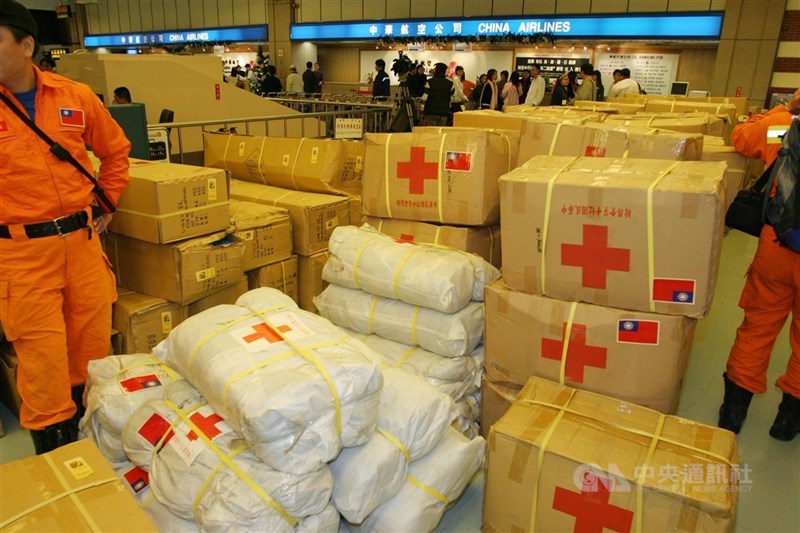 Tim penyelamat Taiwan berangkat menuju Medan pada 28 Desember 2004 pagi, membawa lebih dari 3.400 kilogram bantuan yang dikirim menggunakan pesawat China Airlines. (Sumber Foto : Dokumentasi CNA)