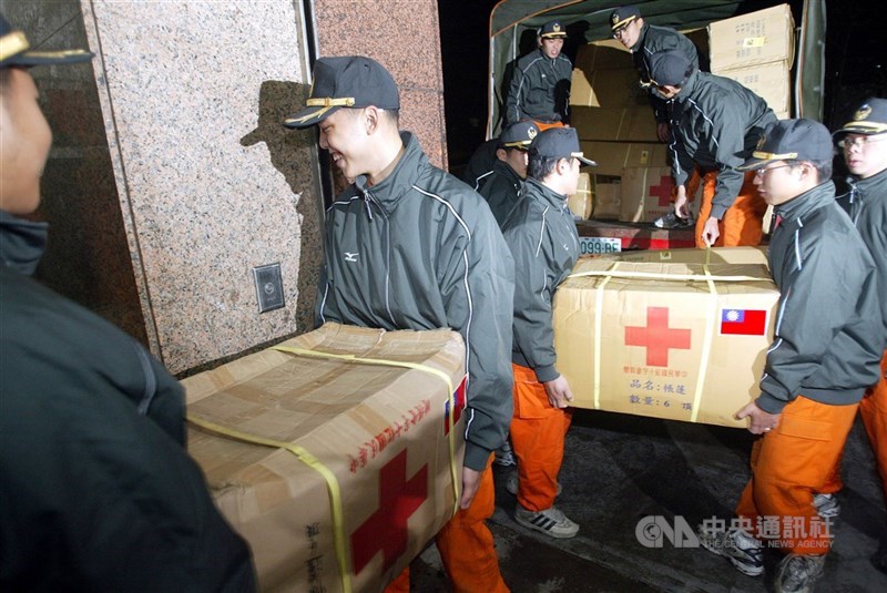 Tim pencarian dan penyelamatan Kota Taipei berangkat ke Indonesia pada 28 Desember 2004 dengan membawa perlengkapan. (Sumber Foto : Dokumentasi CNA)