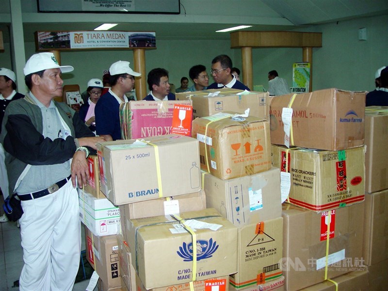 Tim medis dan relawan dari Yayasan Tzu Chi terbang ke Aceh dari Medan pada 30 Desember 2004. (Sumber Foto : Dokumentasi CNA)