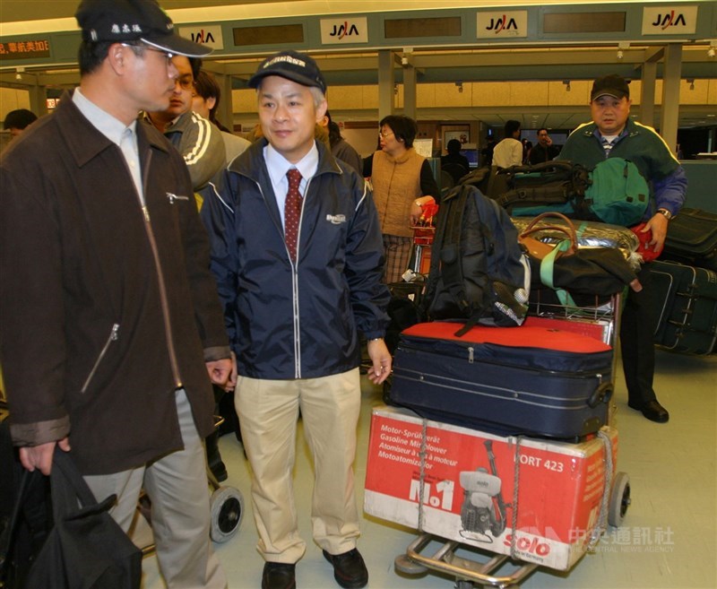 Pejabat Kementerian Kesehatan Yuan Shaw-ying (tengah) memimpin dua petugas menuju Medan pada 9 Januari 2005 pagi. (Sumber Foto : Dokumentasi CNA)