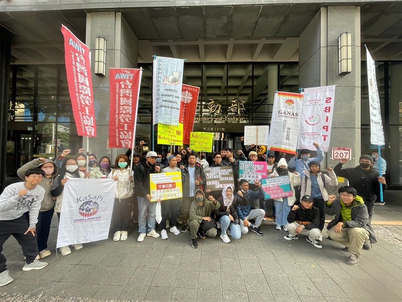 Demo aliansi serikat pekerja di depan Kementerian Ketenagakerjaan hari Minggu. (Sumber Foto : GANAS, 5 Januari 2025)