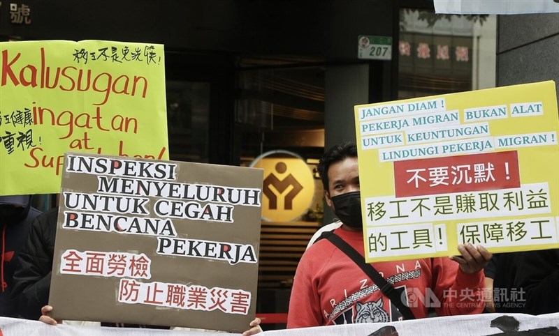 Aksi protes aliansi migran di depan Kementerian Ketenagakerjaan di Taipei, Minggu. (Sumber Foto : CNA, 5 Januari 2025) 