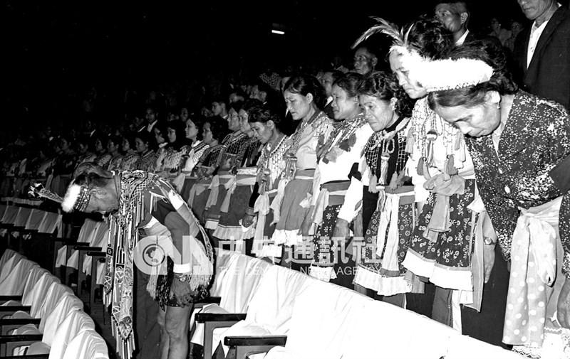 Suniuo (depan, kiri), bersama istri, anak-anak, dan lebih dari 40 orang suku Penduduk Asli dari Taitung, datang ke Taipei untuk memberikan penghormatan terakhir kepada mendiang Chiang Kai-shek pada 13 April 1975, delapan hari setelah Presiden ROC tersebut wafat. (Sumber Foto : Dokumentasi CNA)