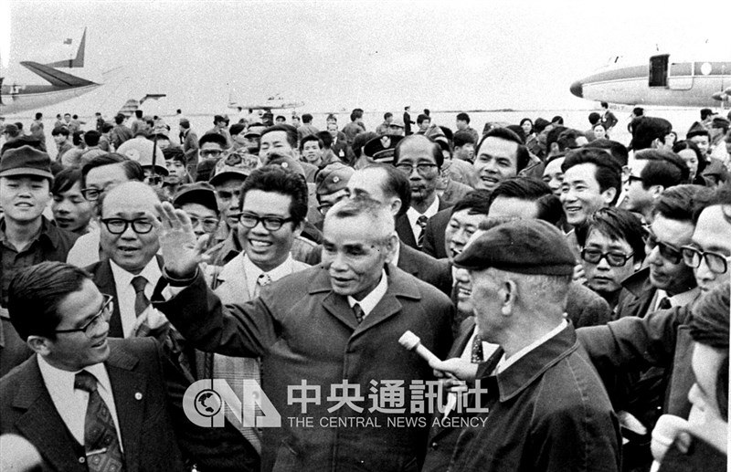 Suniuo (depan, tengah) tiba di Bandara Taitung pada 9 Januari 1974 setelah terbang dari Taipei. (Sumber Foto : Dokumentasi CNA)