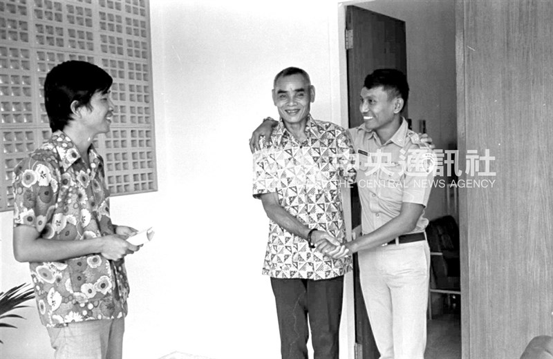 Suniuo (tengah) dan pemimpin tim pencariannya, Kapten Supardi AS dari KODAU XII/Morotai (kanan), setelah menerima wawancara di Jakarta oleh stasiun televisi Indonesia, 3 Januari 1975. (Sumber Foto : Dokumentasi CNA)