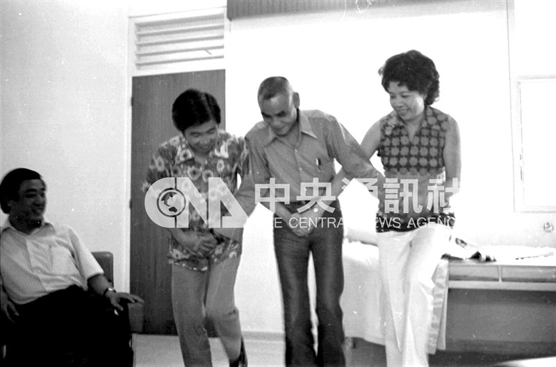 Suniuo (tengah) menarikan tarian suku Penduduk Asli Taiwan di ruang perawatan Rumah Sakit PELNI Jakarta setelah dibawa dari Morotai, bersama rekan sekampungnya Hsu Cheng-yao (kedua dari kiri) dan wartawan CNA Su Yu-chen (kanan), 1 Januari 1975. (Sumber Foto : Dokumentasi CNA)