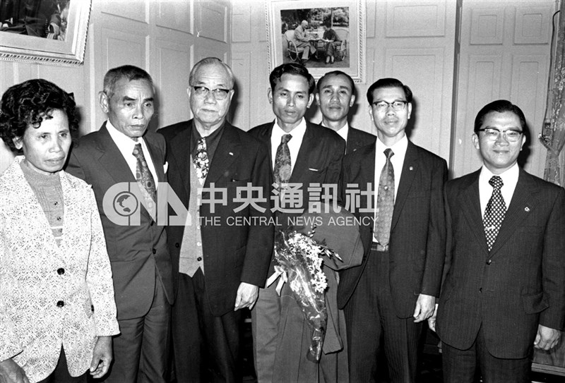 Suniuo (kedua dari kiri) saat tiba di Taipei pada 8 Januari 1975, disambut istrinya Lee Lan-ying (kiri) dan anaknya Lee Hung (keempat dari kiri) serta sejumlah pejabat. (Sumber Foto : Dokumentasi CNA)