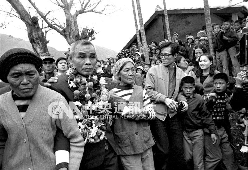 Suniuo (kedua dari kiri) disambut kedua saudarinya, Lai Chin-mei (kiri) dan Lin Sheng-mei (ketiga dari kiri) serta yang lainnya, ketika tiba di kampung halamannya di Dusun Duli, Desa Donghe, Kabupaten Taitung pada 9 Januari 1975. (Sumber Foto : Dokumentasi CNA)