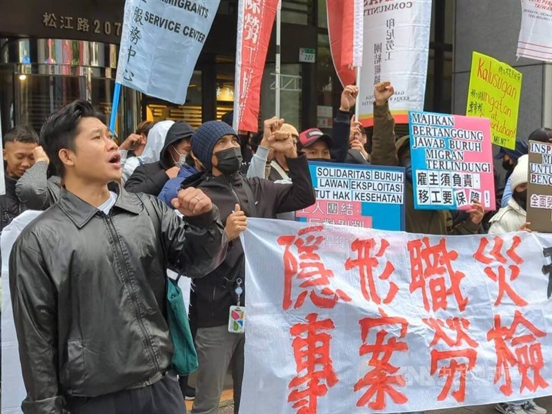 Seorang pekerja migran Indonesia, Anas (kiri), dalam aksi protes di depan Kementerian Ketenagakerjaan di Taipei, Minggu. (Sumber Foto : CNA, 5 Januari 2025) 