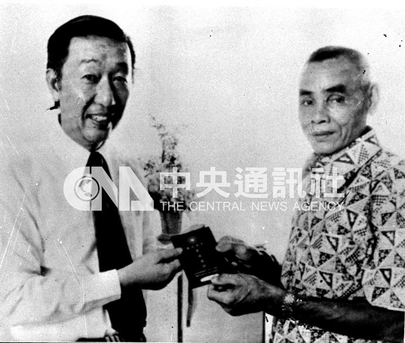 Suniuo (kanan) menerima paspor Republik Tiongkok di bawah nama Lee Kuang-hui, 1 Januari 1975. (Sumber Foto : Dokumentasi CNA)