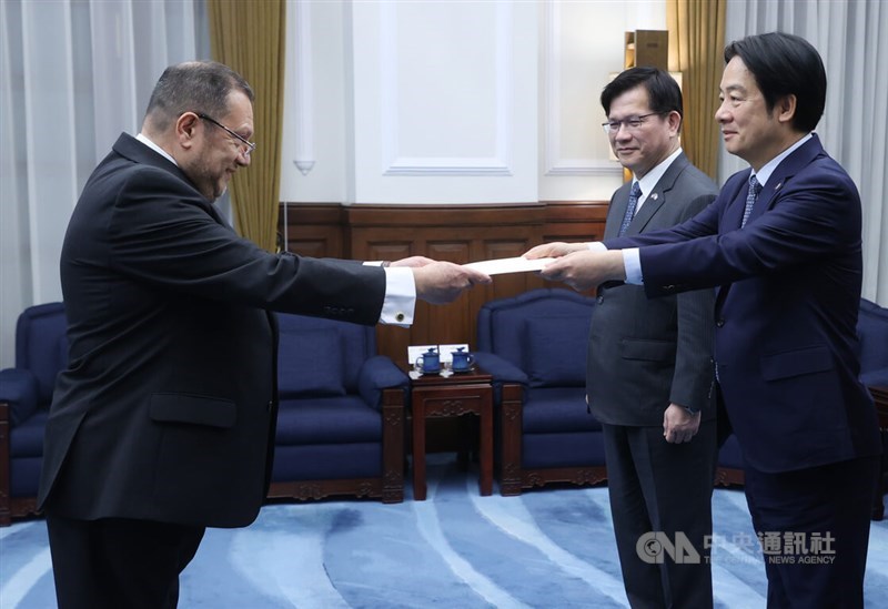 Luis Raúl Estévez López (kiri), Duta Besar baru Guatemala untuk Republik Tiongkok, menyerahkan surat kepercayaannya kepada Presiden Lai Ching-te (kanan) di Kantor Keepresidenan, Taipei, Senin. (Sumber Foto : CNA, 6 Januari 2025)