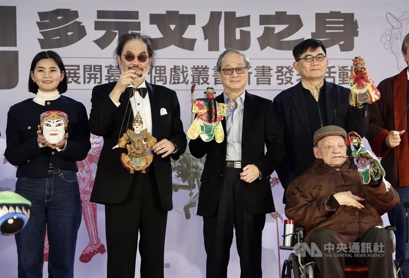 Menteri Kebudayaan Li Yuan (ketiga dari kiri) dan kolektor boneka Paul Lin (kedua dari kiri) menghadiri peluncuran pameran koleksi boneka Lin di Taiwan National Museum di Taipei. (Sumber Foto : CNA, 6 Jan. 2025)