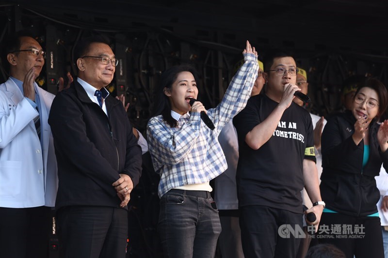 Politisi Taiwan menunjukkan dukungan mereka untuk Ophthalmological Society of Taiwan dalam sebuah demonstrasi pada Senin. (Sumber Foto : CNA, 6 Januari 2025)