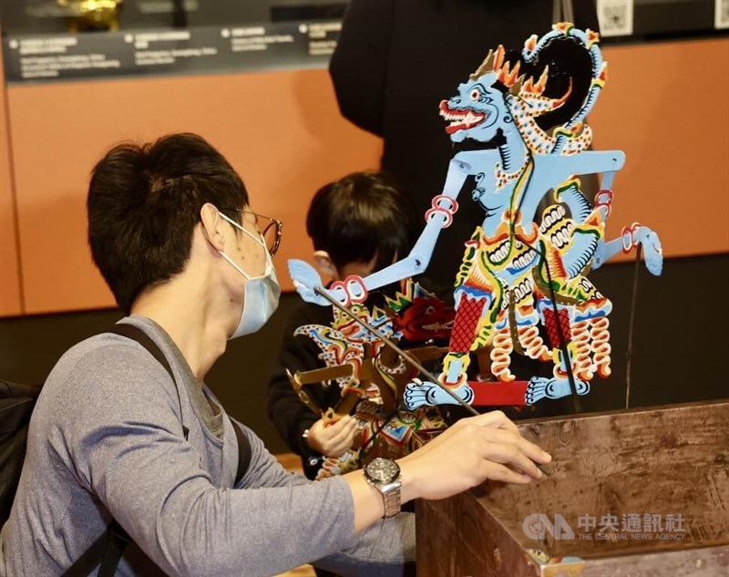 Pengunjung pameran mengamati wayang kulit khas Jawa di sebuah pameran boneka di Taiwan National Museum di Taipei. (Sumber Foto : CNA, 6 Jan. 2025)