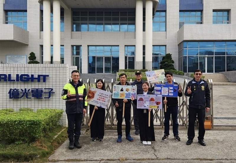 Biro Kepolisian Kabupaten Miaoli baru-baru ini mengadakan diskusi terkait penipuan di pabrik Everlight Electronics Co., yang dihadiri ratusan pekerja migran. (Sumber Foto : Biro Kepolisian Kabupaten Miaoli)