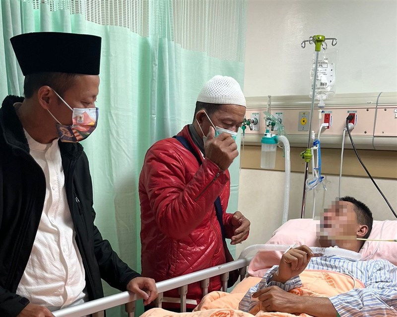 PMI sakit serangan jantung dijenguk oleh kepala KDEI, Arif Sulistiyo (jas hitam) dan sang ayah dari PMI tersebut turut menemani (jaket merah). (Sumber Foto : KDEI)