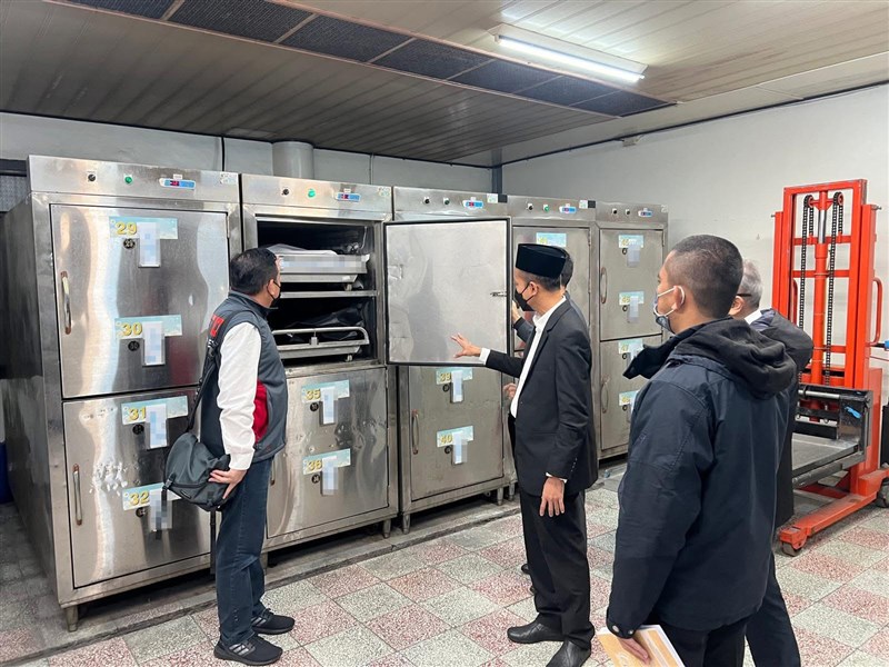 Kepala KDEI Taipei, Arif Sulistiyo, kunjungi tempat penyimpanan jenazah di Taipei. (Sumber foto: KDEI Taipei)
