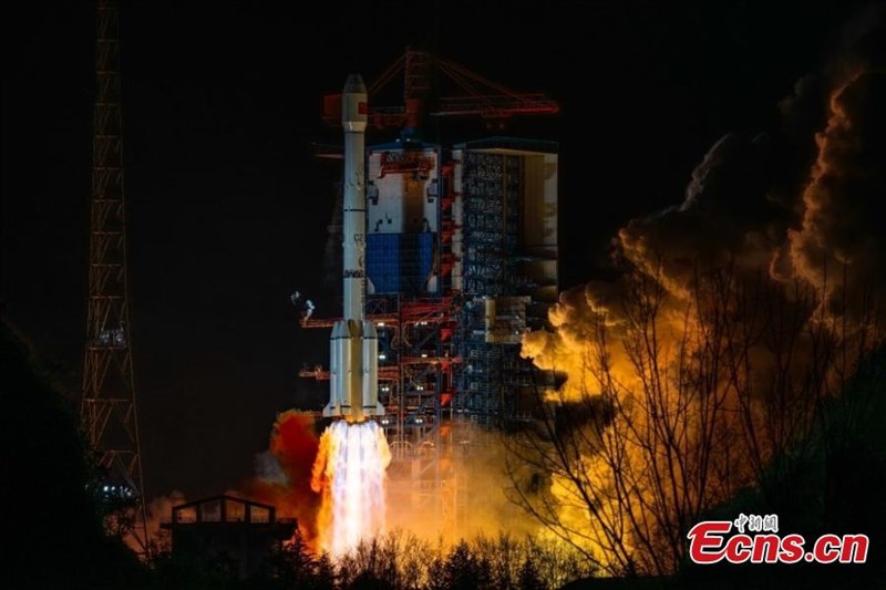 Sebuah roket Long March-3B yang membawa satelit uji, Shijian-25, meluncur dari Pusat Peluncuran Satelit Xichang di barat daya China