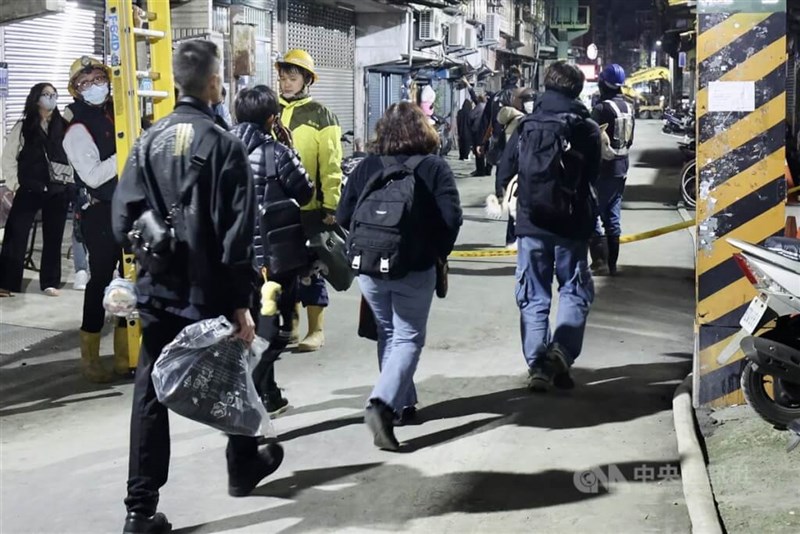 Penduduk dievakuasi akibat bangunan roboh di Sanchong, New Taipei pada Selasa. (Sumber Foto : CNA, 6 Januari 2025) 