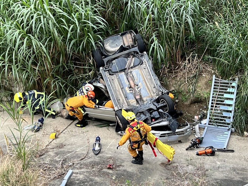 Kecelakaan di sebuah persimpangan jalan di Distrik Beitun, Kota Taichung pada Kamis mengakibatkan satu mobil jatuh dan terguling. (Sumber Foto : Otoritas setempat)