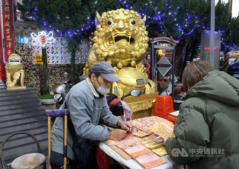 Seorang anggota masyarakat umum membeli kartu gosok Tahun Baru Imlek. (Sumber Foto : Dokumentasi CNA)