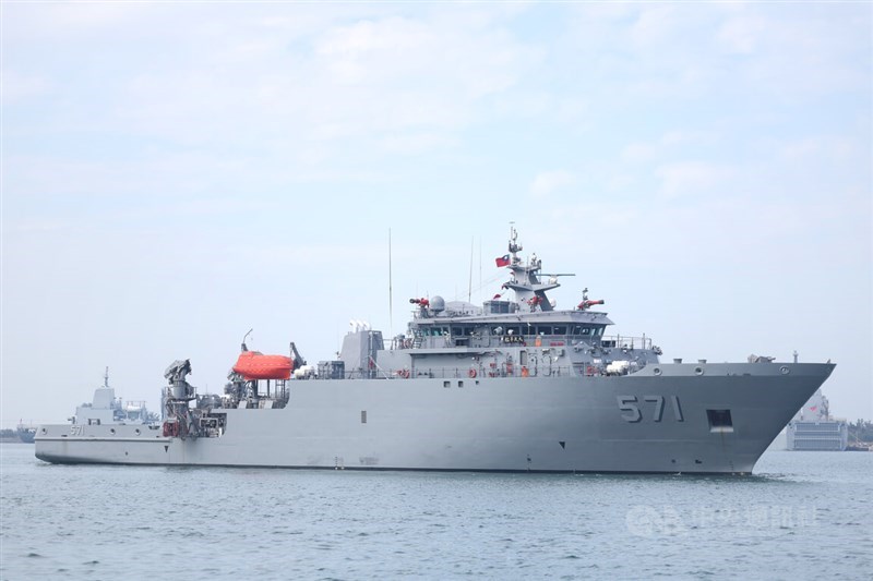 Kapal penyelamat dan penyelamatan kelas Da Wu milik Angkatan Laut. (Sumber Foto : CNA, 9 Januari 2025)