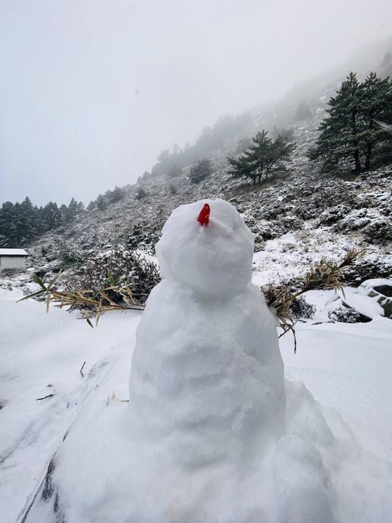 Sebuah boneka salju dibuat di sekitar Danau Jiaming yang sedang tertutup salju pada Jumat. (Sumber Foto : Tim Pendakian Tianma Danau Jiaming)