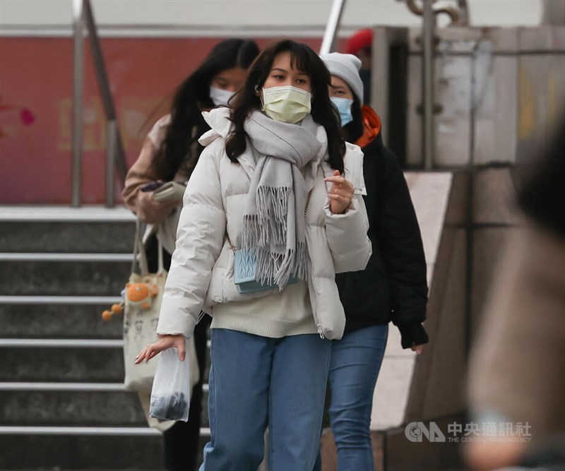 Pejalan kaki di Distrik Zhongzheng, Taipei Jumat. (Sumber Foto : CNA, 10 Januari 2025)