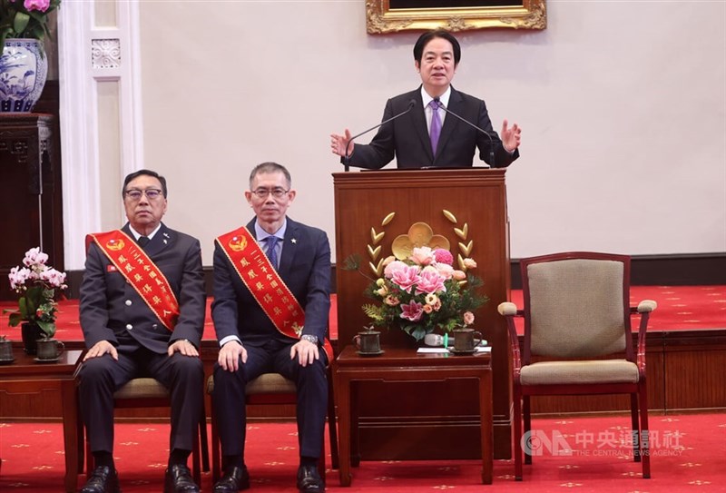 Presiden Lai Ching-te memberikan penghormatan dan penghargaan kepada para penerima Phoenix Awards 2024 di Kantor Kepresidenan pada Senin. (Sumber Foto : CNA, 13 Januari 2025)