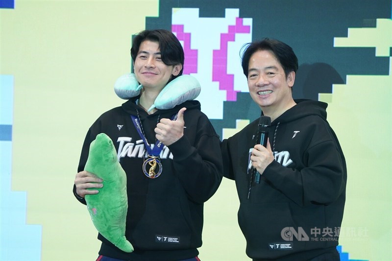 Kapten Tim Taiwan di WBSC Premier12 2024, Chen Chieh-hsien berpose bersama Presiden Lai Ching-te. (Sumber Foto : Dokumentasi CNA)