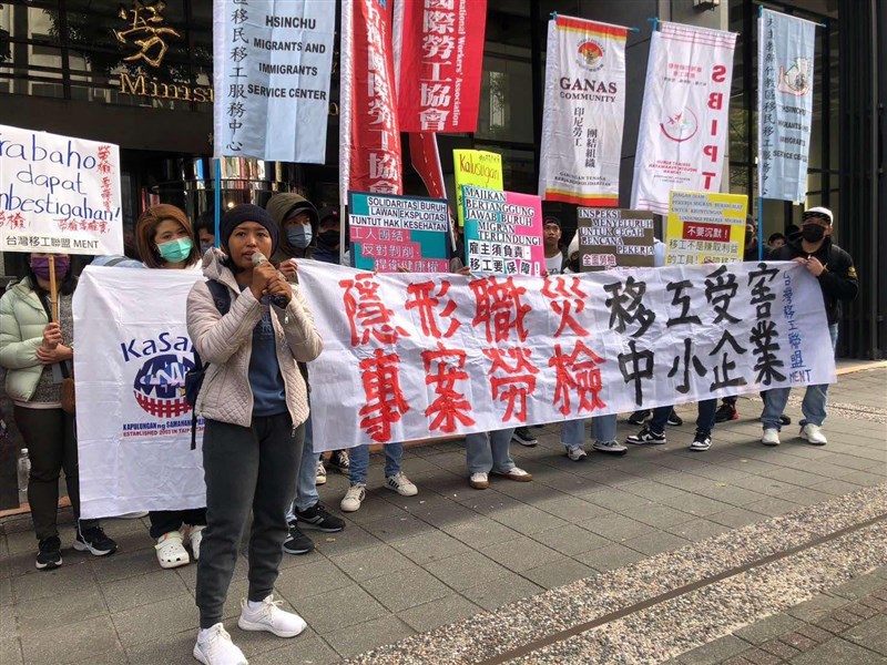 Ketua International Migrant Alliance, Eni Lestari Andayani (depan) dalam sebuah aksi di Taipei. (Sumber Foto: TIWA)