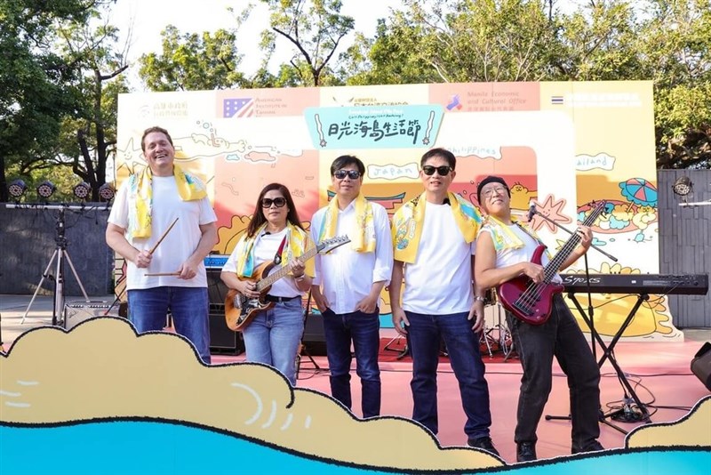 Wali Kota Kaohsiung Chen Chi-mai (tengah) bersama perwakilan dari Amerika Serikat, Filipina, Thailand, dan Jepang membentuk grup musik untuk mempromosikan "Festival Pulau Cahaya" 2025. (Sumber Foto : Departemen Urusan Administrasi dan Internasional Kota Kaohsiung)