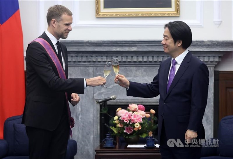 Presiden Lai Ching-te (kanan) memberikan medali kepresidenan kepada mantan Menlu Lithuania Gabrielius Landsbergis pada Selasa. (Sumber Foto : CNA, 14 Januari 2025)